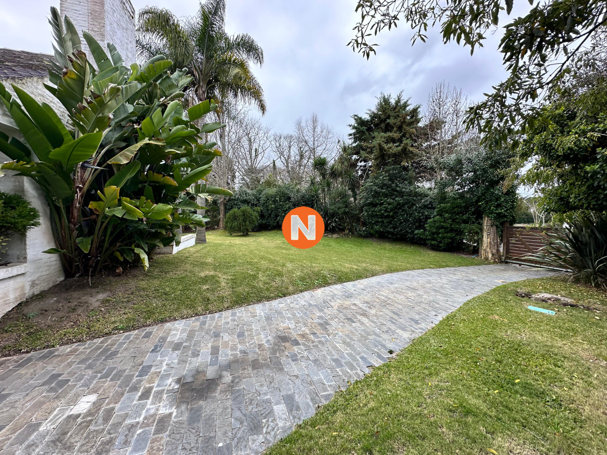 Casa Ref.225732 - En venta casa en Barrio Golf, Punta del Este de 6 dormitorios.