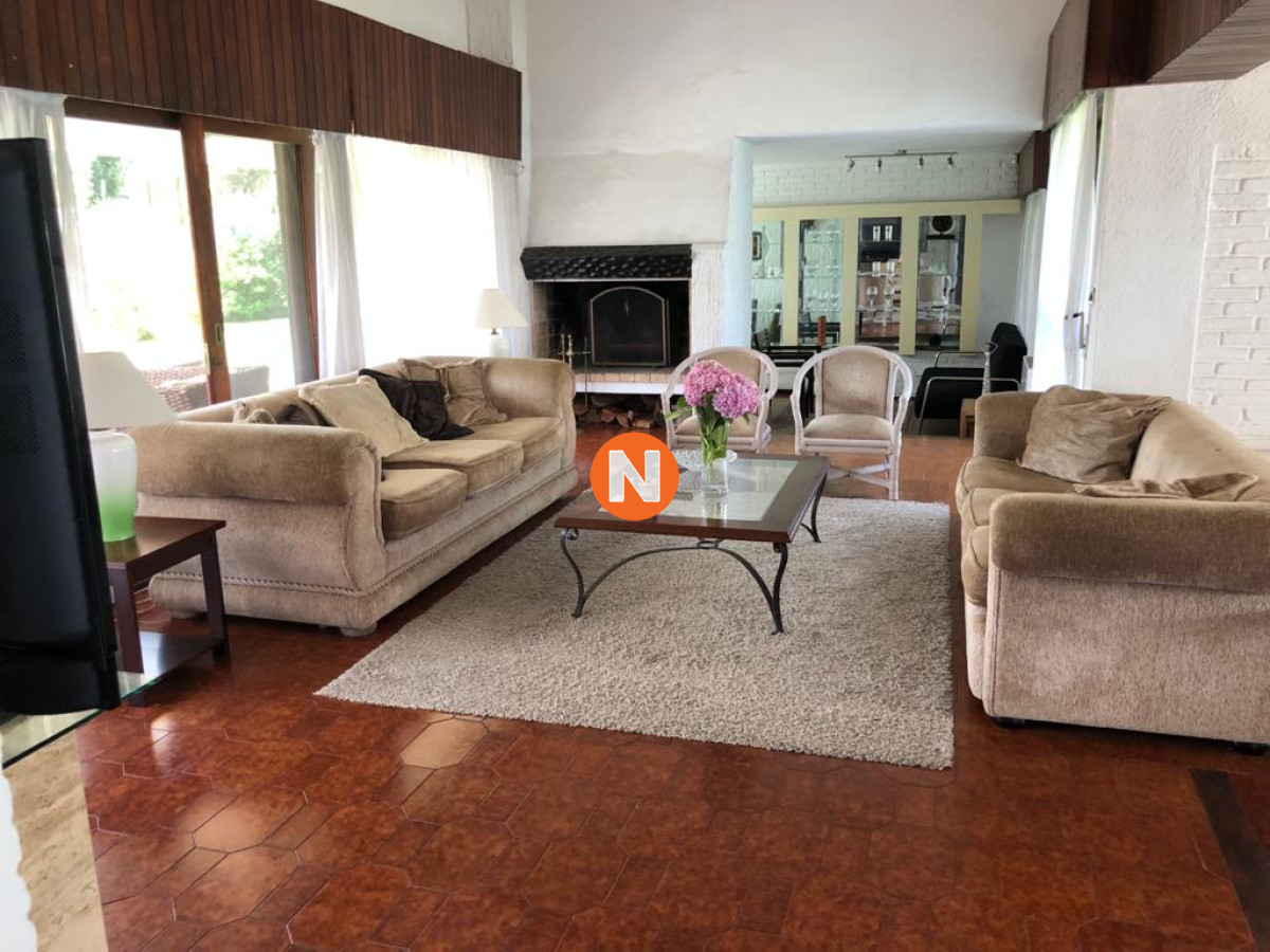 Casa Ref.225734 - Muy buena propiedad en venta, 5 dormitorios en barrio Cantegril, Punta del Este 