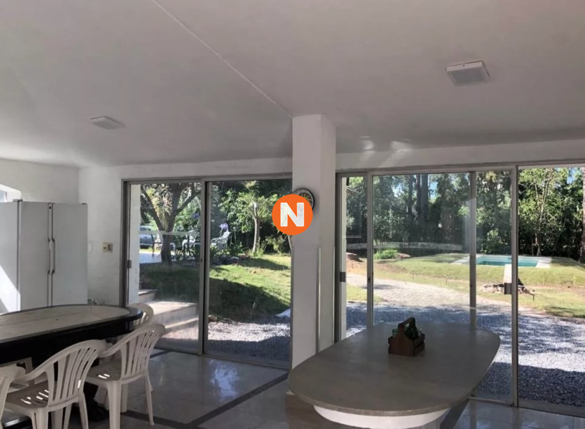 Casa Ref.225729 - Vende espectacular casa en Lugano de 3 dormitorios, con piscina y parrillero.
