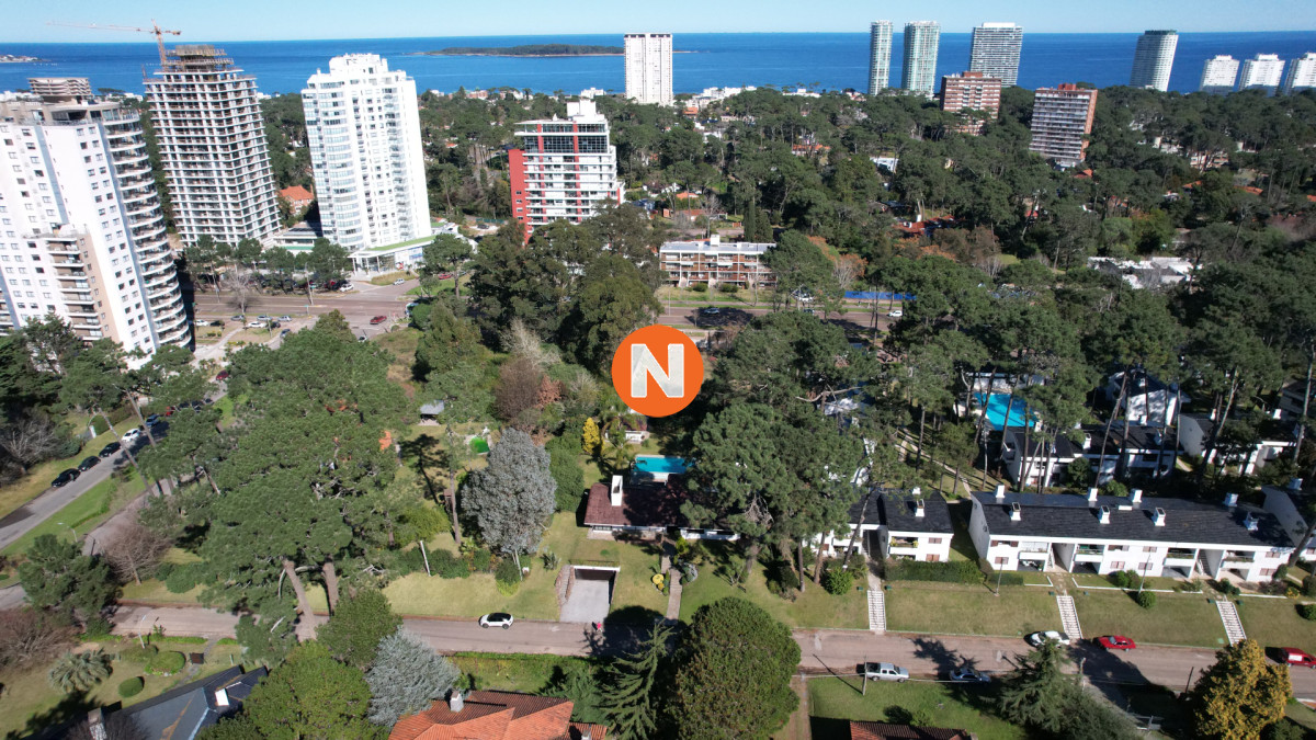 Casa Ref.225734 - Muy buena propiedad en venta, 5 dormitorios en barrio Cantegril, Punta del Este 