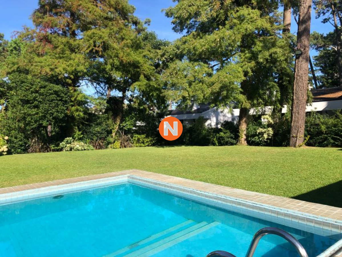 Casa Ref.225734 - Muy buena propiedad en venta, 5 dormitorios en barrio Cantegril, Punta del Este 