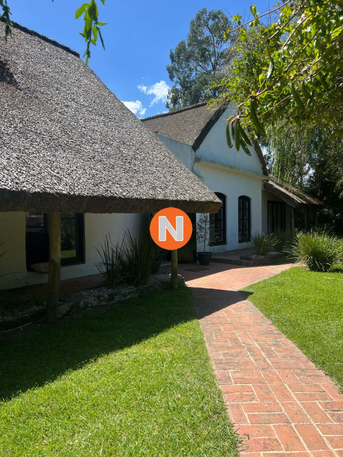 Casa Ref.225401 - Amplia casa a la venta en Punta del Este de 6 dormitorios en el Tesoro a 200 mts de ruta 10