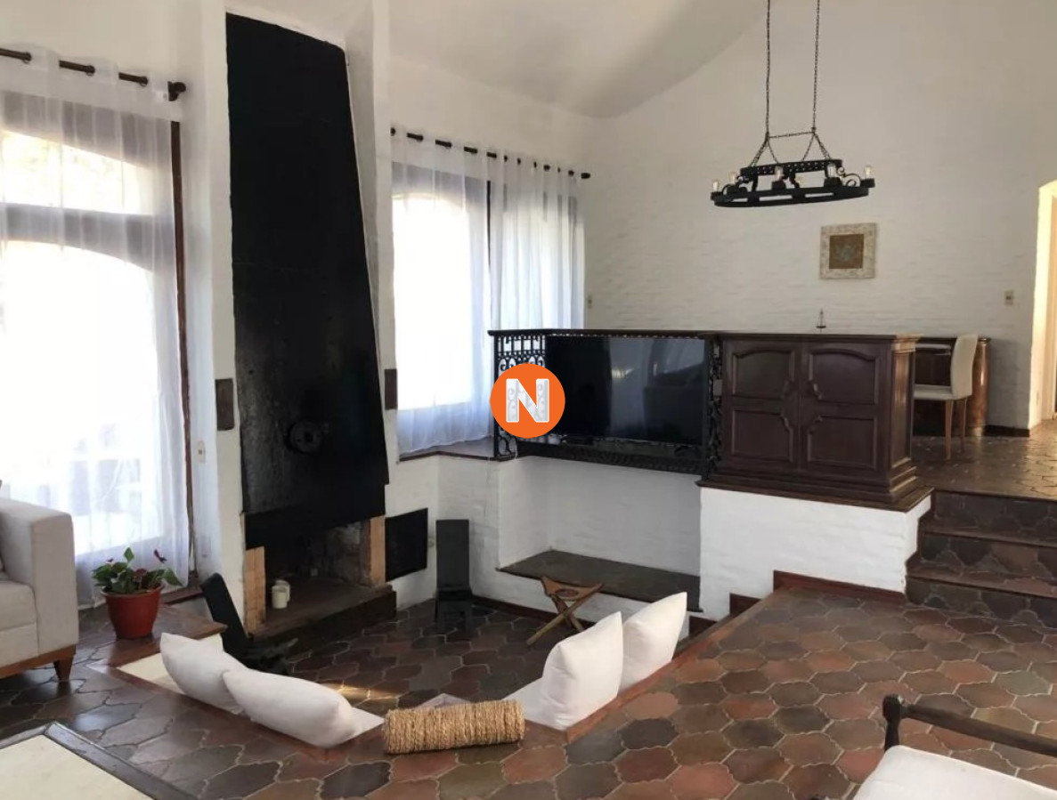Casa Ref.225729 - Vende espectacular casa en Lugano de 3 dormitorios, con piscina y parrillero.