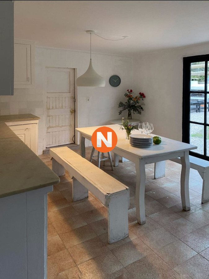 Casa Ref.225401 - Amplia casa a la venta en Punta del Este de 6 dormitorios en el Tesoro a 200 mts de ruta 10