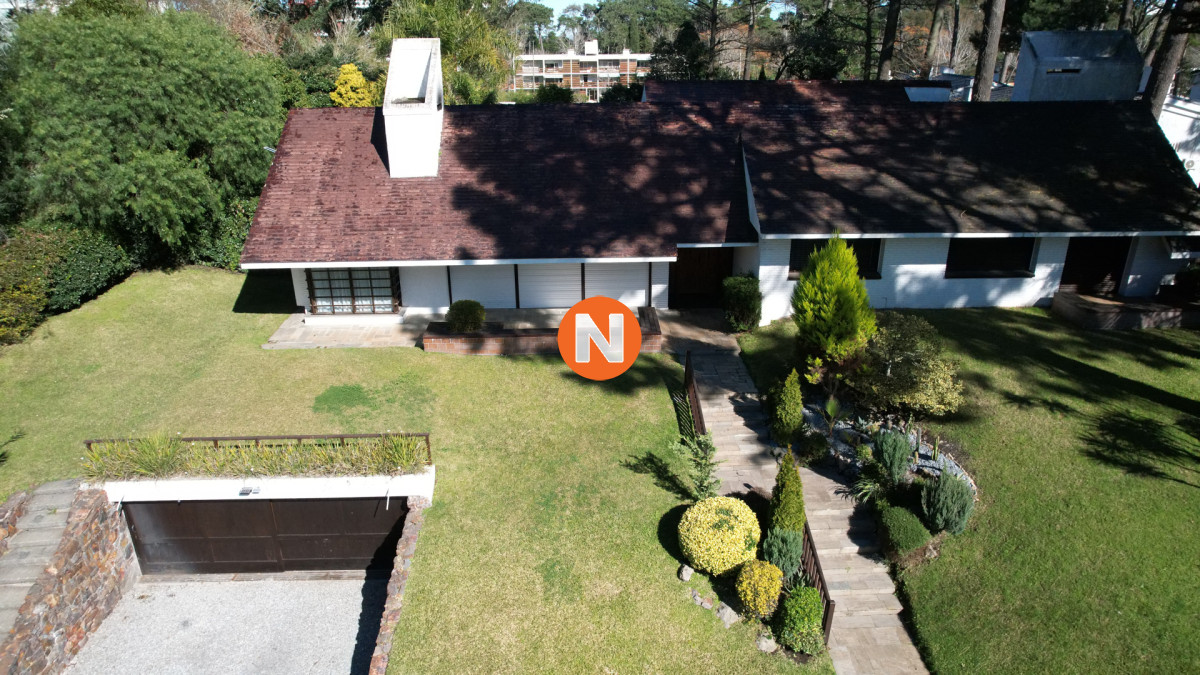 Casa Ref.225734 - Muy buena propiedad en venta, 5 dormitorios en barrio Cantegril, Punta del Este 
