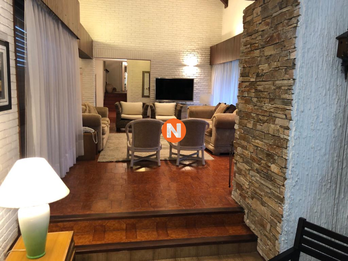 Casa Ref.225734 - Muy buena propiedad en venta, 5 dormitorios en barrio Cantegril, Punta del Este 