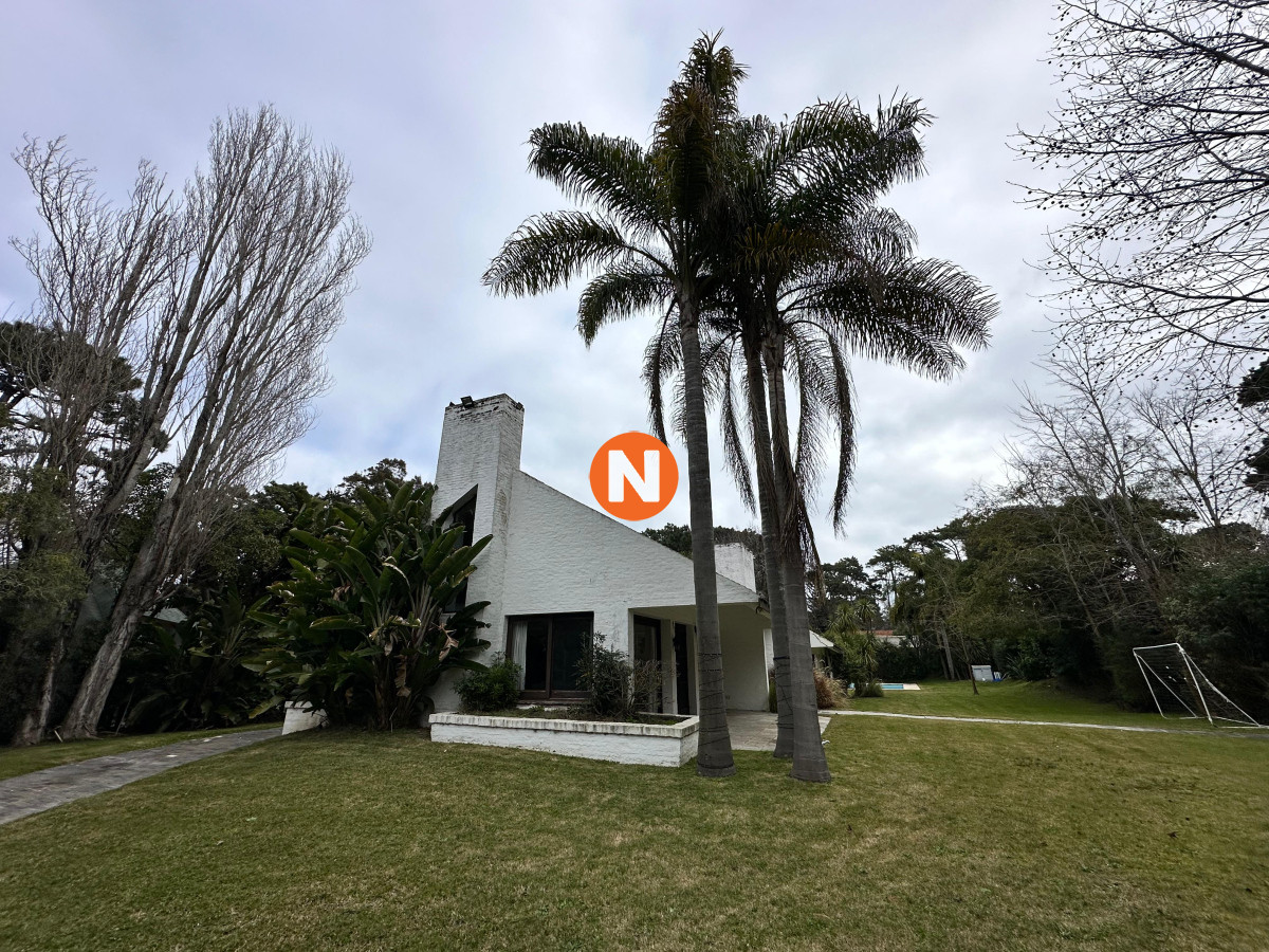 Casa Ref.225732 - En venta casa en Barrio Golf, Punta del Este de 6 dormitorios.