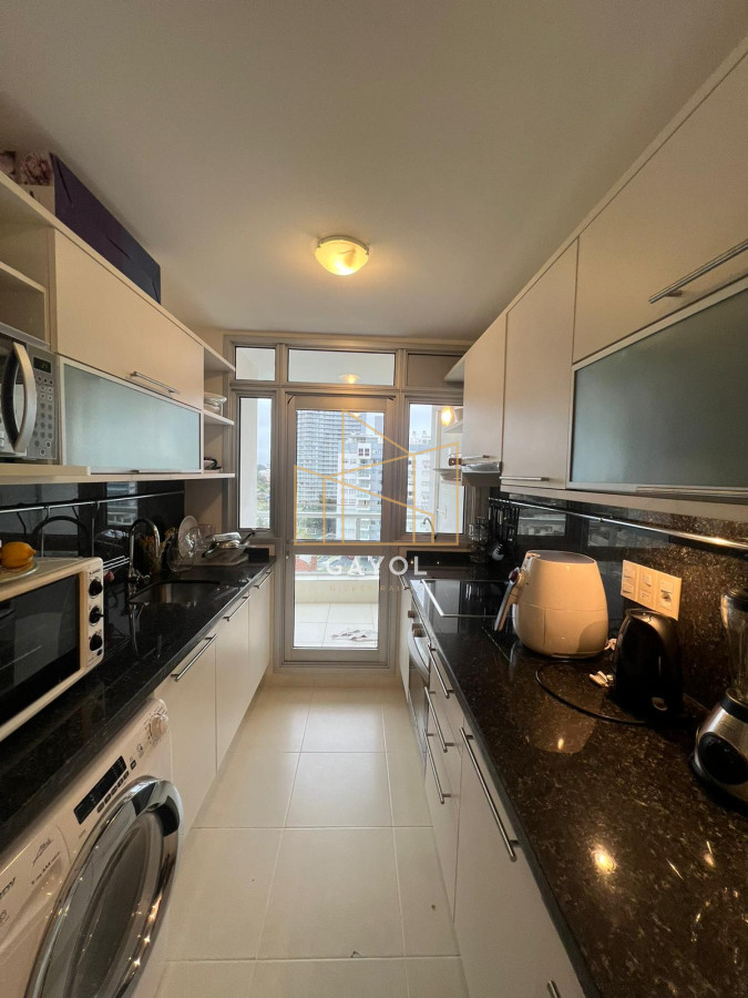 Apartamento ID.462 - Departamento de 2 dormitorios en venta en Seasons Tower, a metros del mar.