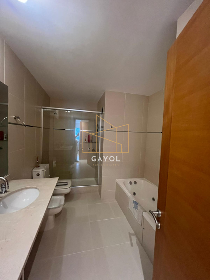 Apartamento ID.462 - Departamento de 2 dormitorios en venta en Seasons Tower, a metros del mar.