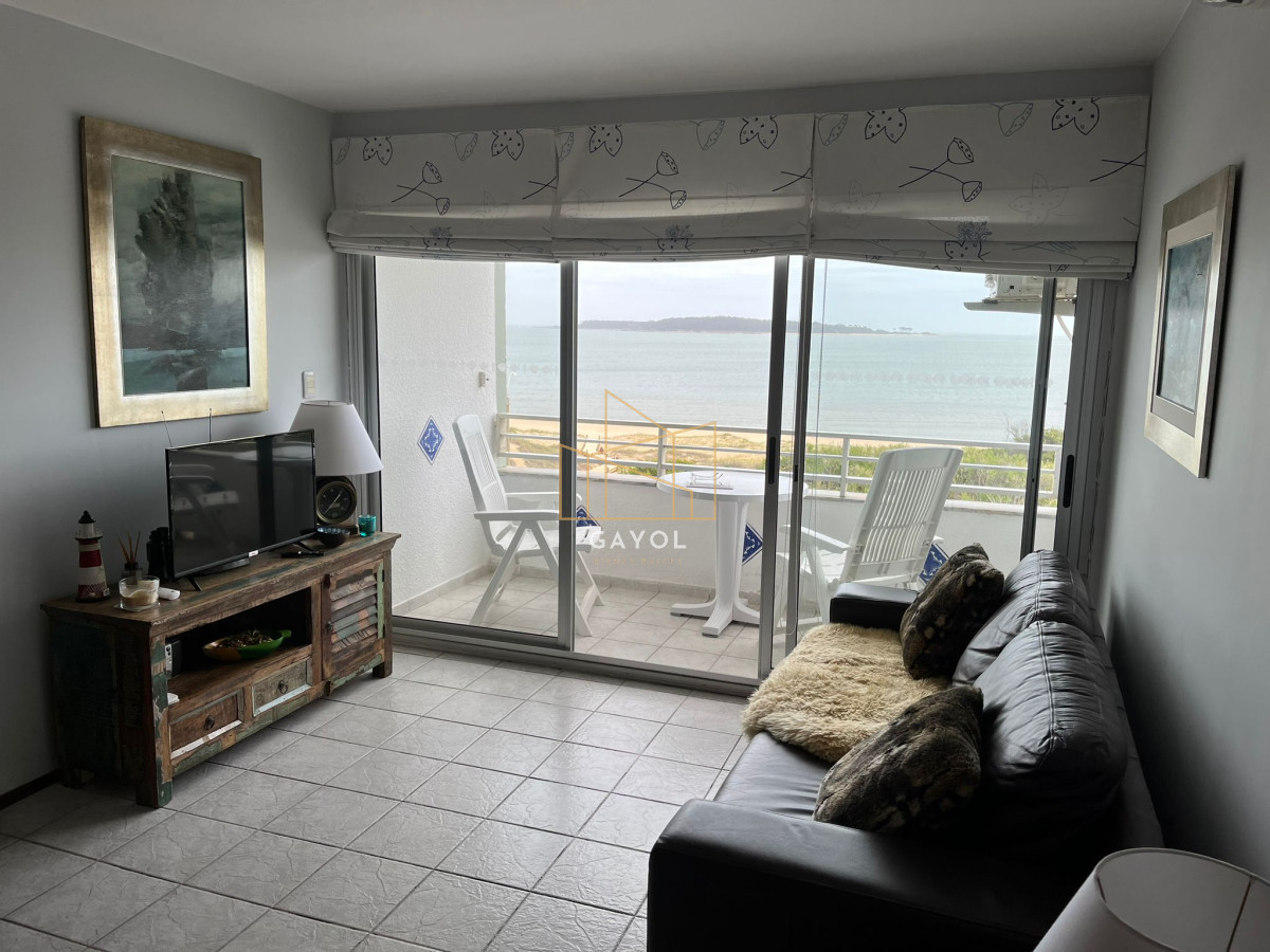 Apartamento ID.300 - Apartamento de 2 dormitorios con vista frente al mar en edificio Samambai, Playa Mansa , Punta del ese 