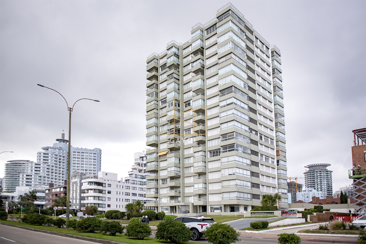 Apartamento ID.904 - Vende apartamento de 3 dormitorios en Mansa, Punta del Este.