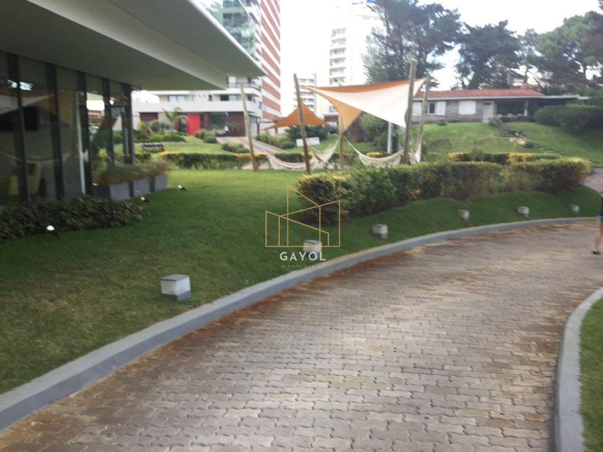 Apartamento ID.463 - Apartamento de 2 dormitorios en edificio Chronos , Punta del este  
