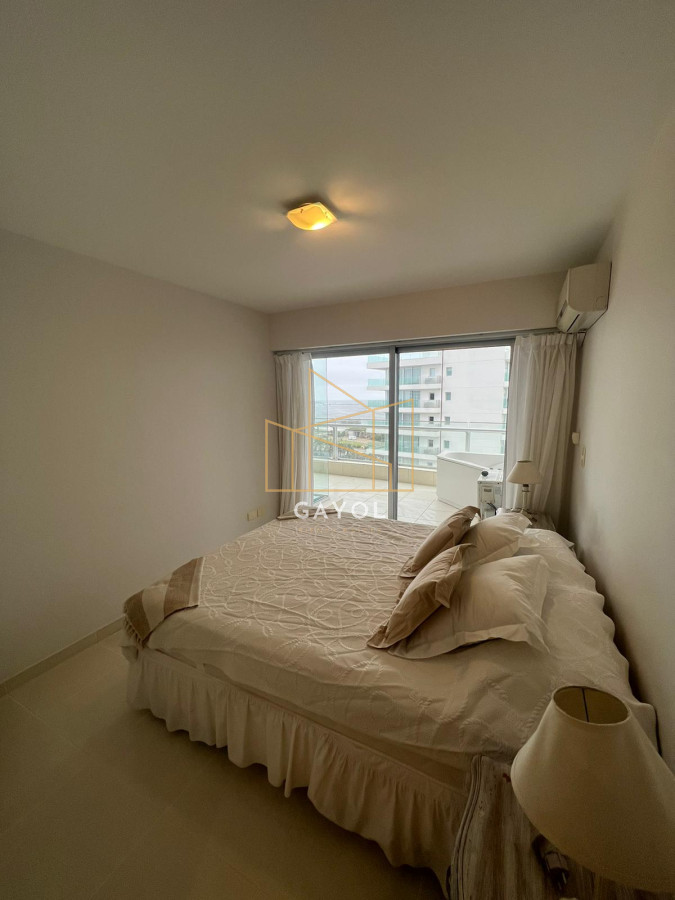 Apartamento ID.462 - Departamento de 2 dormitorios en venta en Seasons Tower, a metros del mar.