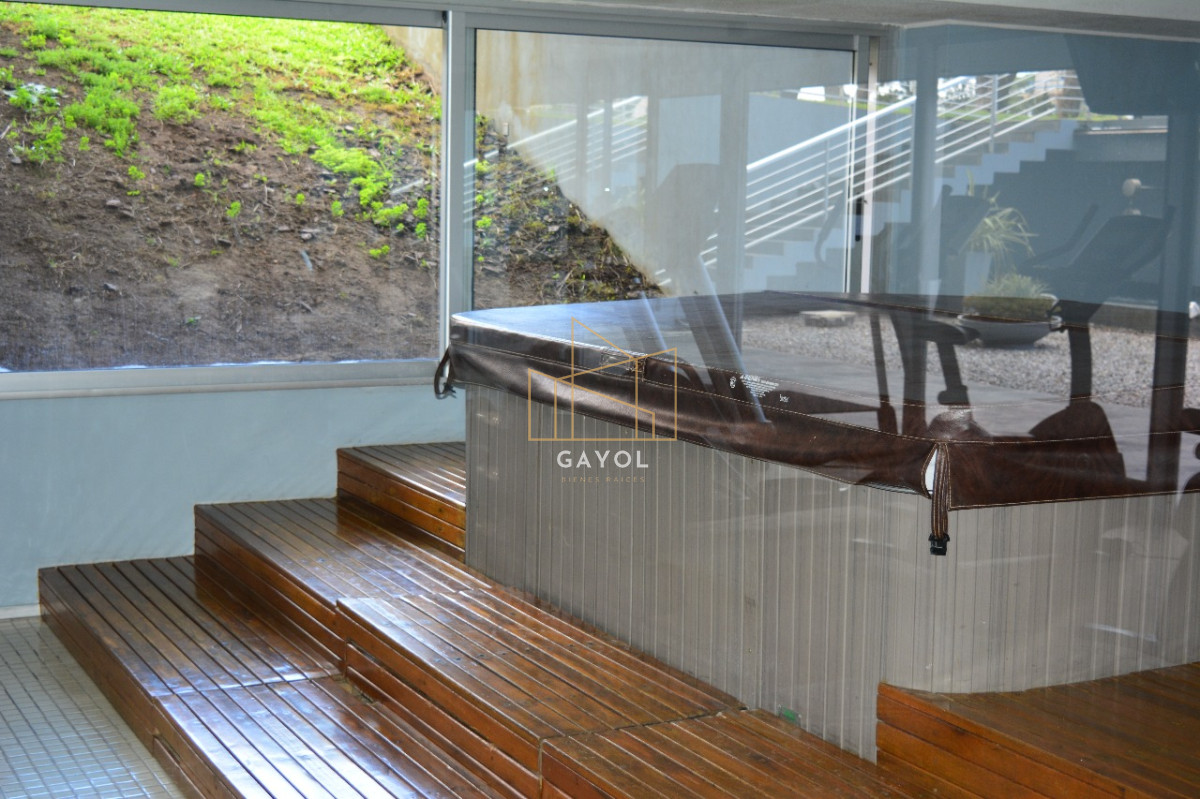 Apartamento ID.111 - Vende, Permuta apartamento por Casa en Punta del Este ! 