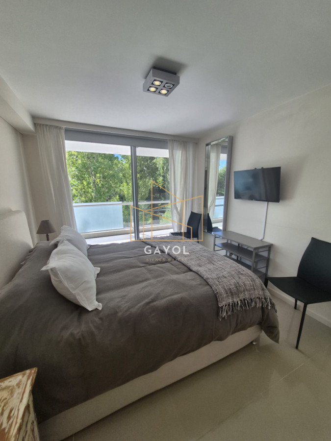 Apartamento ID.1220 - Apartamento en Venta de 2 dormitorios en Punta del Este Sobre Roosevelt