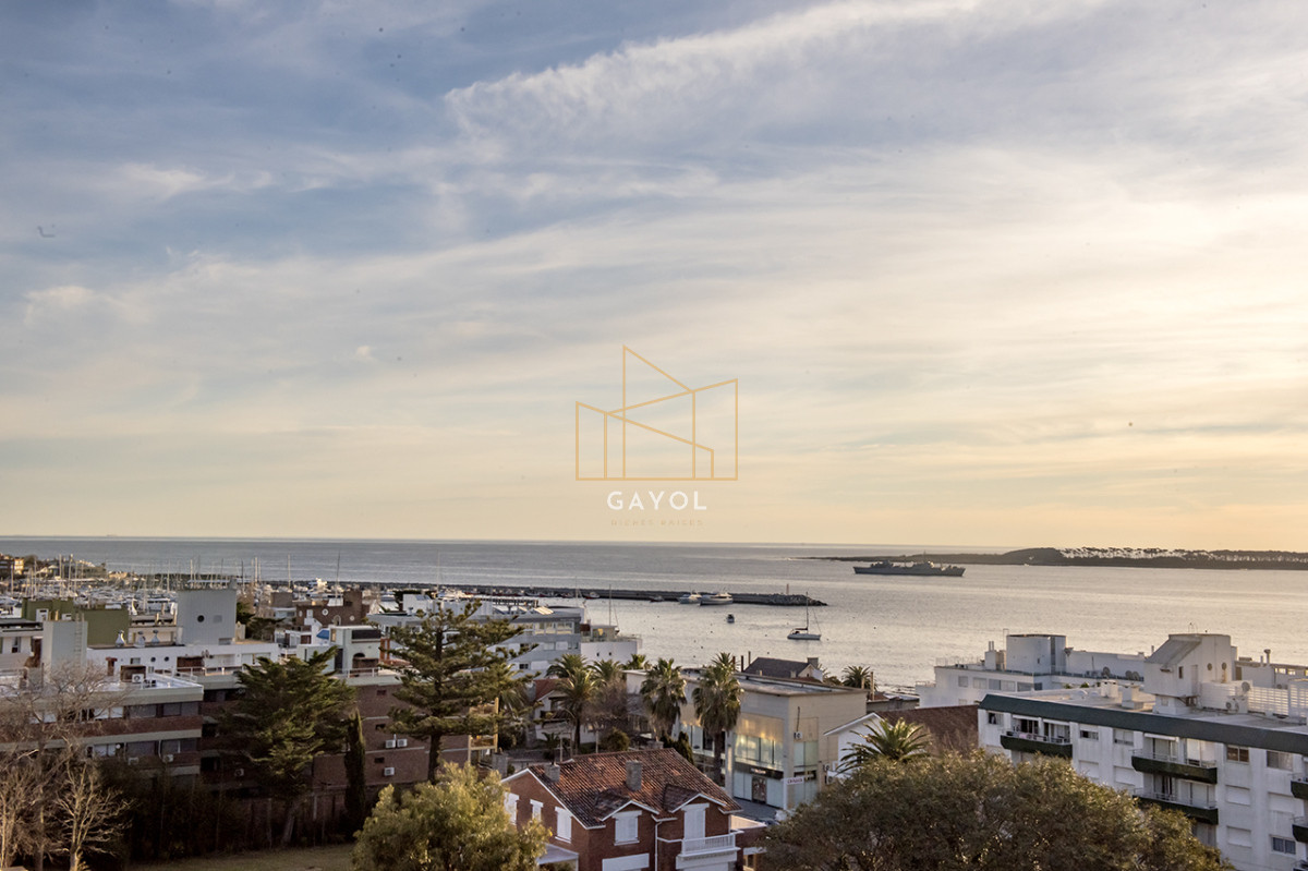 Apartamento ID.901 - Vende departamento de 3 dormitorios con vista al Puerto, Punta del Este
