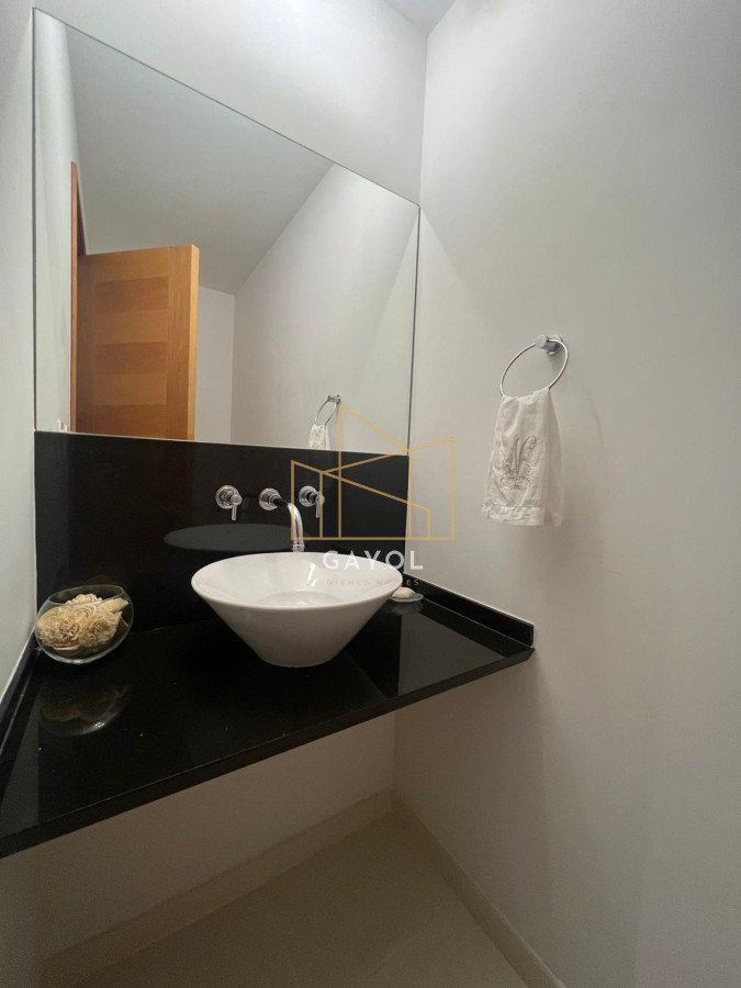 Apartamento ID.462 - Departamento de 2 dormitorios en venta en Seasons Tower, a metros del mar.