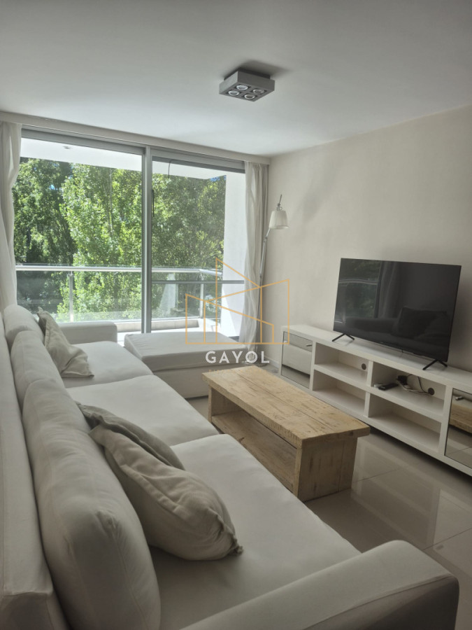 Apartamento ID.1220 - Apartamento en Venta de 2 dormitorios en Punta del Este Sobre Roosevelt