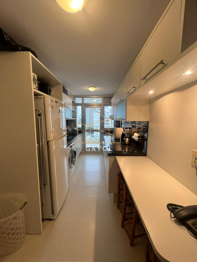 Apartamento ID.462 - Departamento de 2 dormitorios en venta en Seasons Tower, a metros del mar.