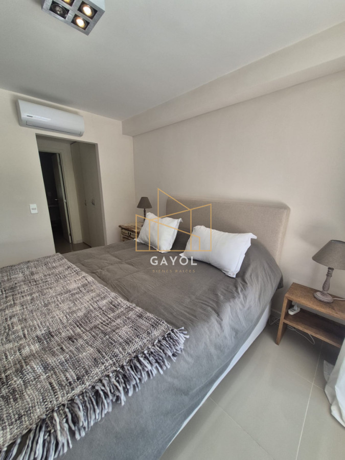 Apartamento ID.1220 - Apartamento en Venta de 2 dormitorios en Punta del Este Sobre Roosevelt