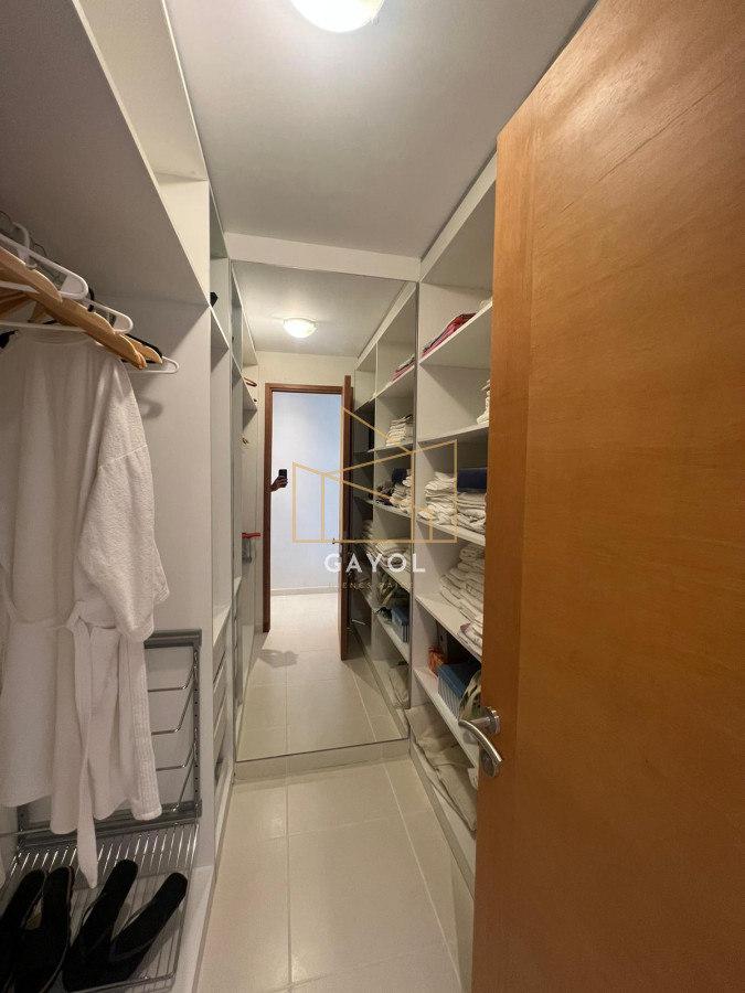 Apartamento ID.462 - Departamento de 2 dormitorios en venta en Seasons Tower, a metros del mar.