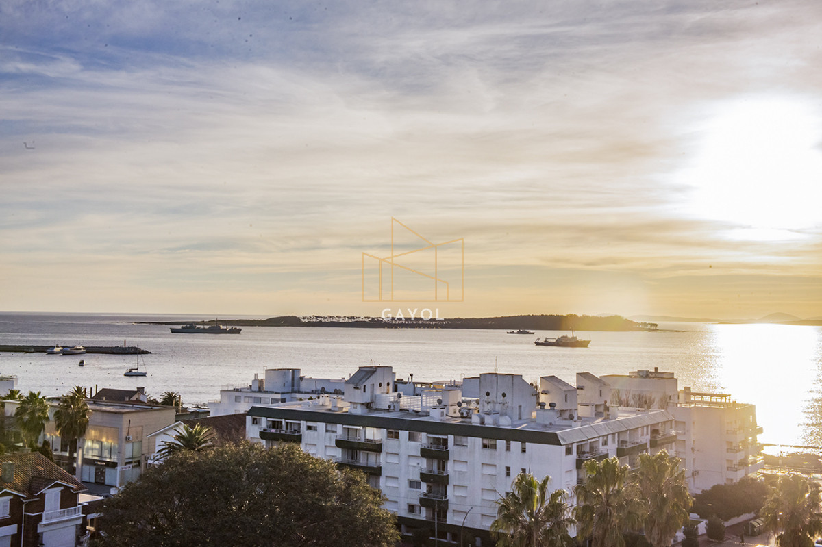 Apartamento ID.901 - Vende departamento de 3 dormitorios con vista al Puerto, Punta del Este