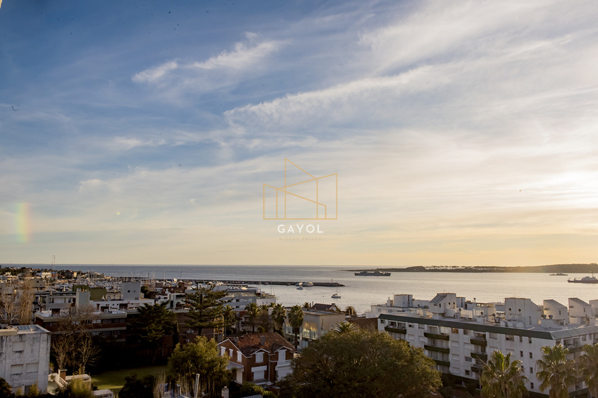 Apartamento ID.901 - Vende departamento de 3 dormitorios con vista al Puerto, Punta del Este