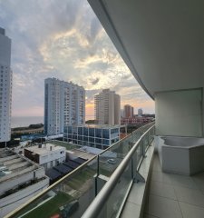 Departamento en venta en Seasons Tower, a metros del mar.