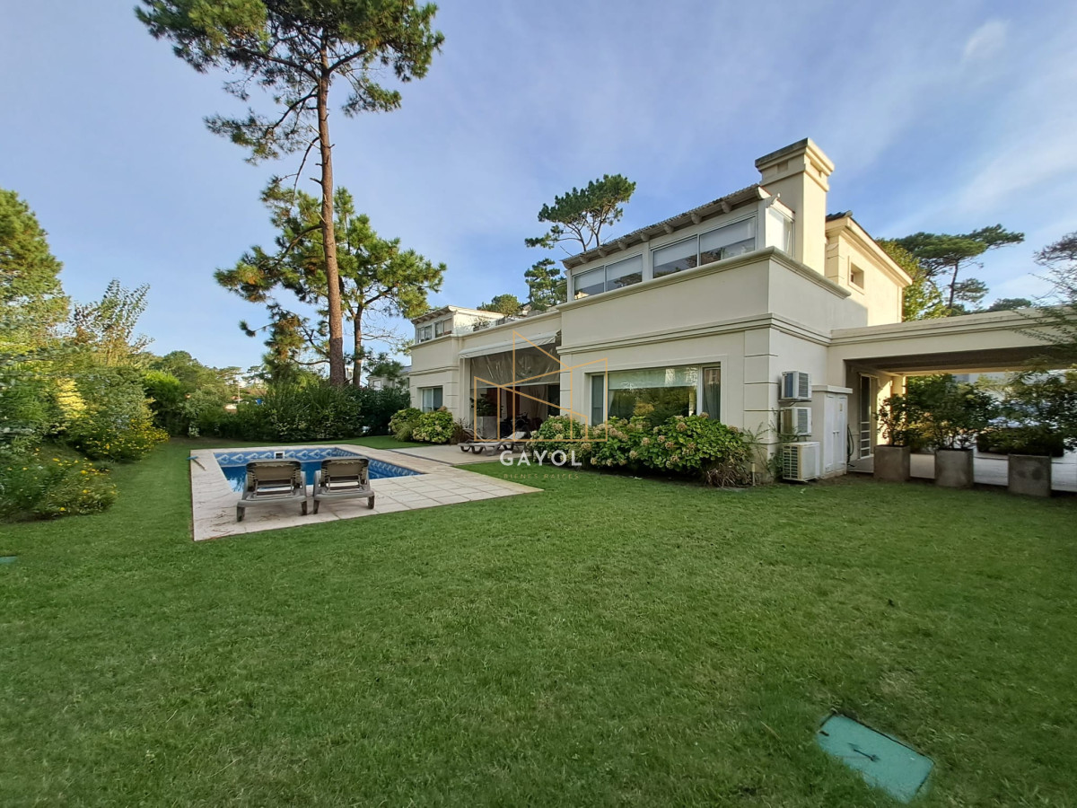 Casa ID.375 - Boulevard Park, Casa de 4 dormitaros con Piscina en VENTA .