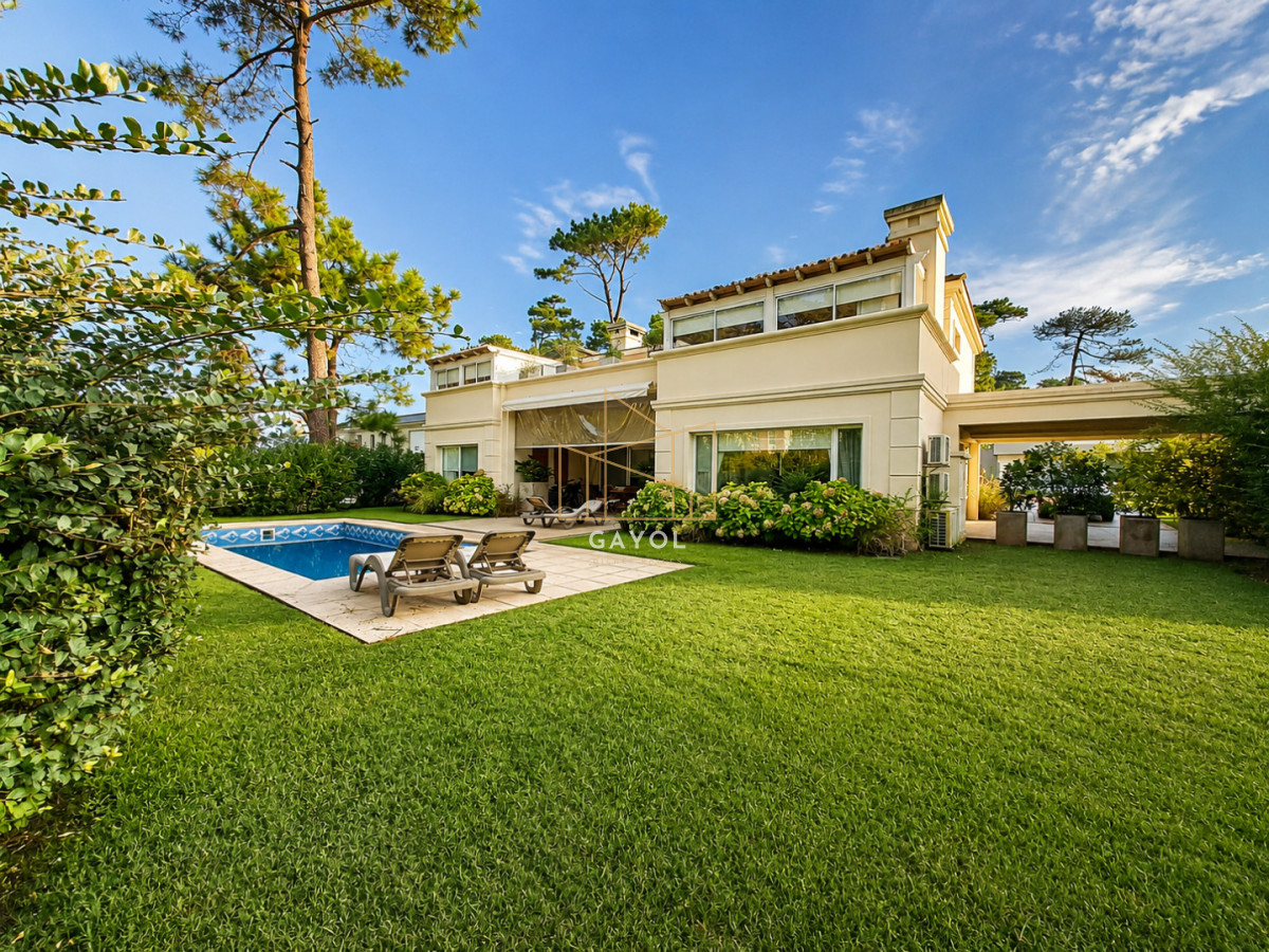 Casa ID.375 - Boulevard Park, Casa de 4 dormitaros con Piscina en VENTA .