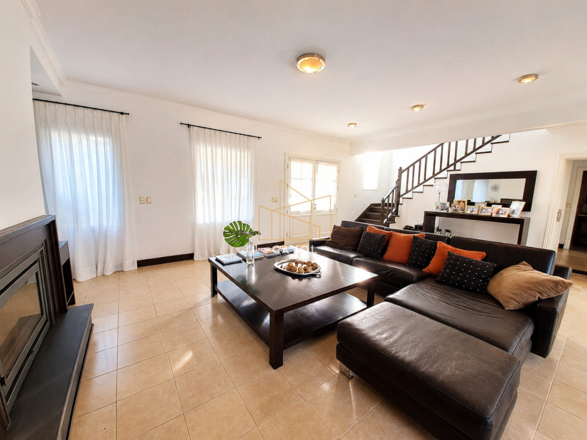 Casa ID.375 - Boulevard Park, Casa de 4 dormitaros con Piscina en VENTA .