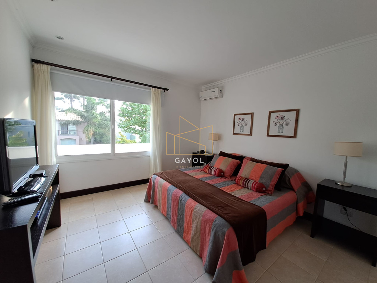 Casa ID.375 - Boulevard Park, Casa de 4 dormitaros con Piscina en VENTA .