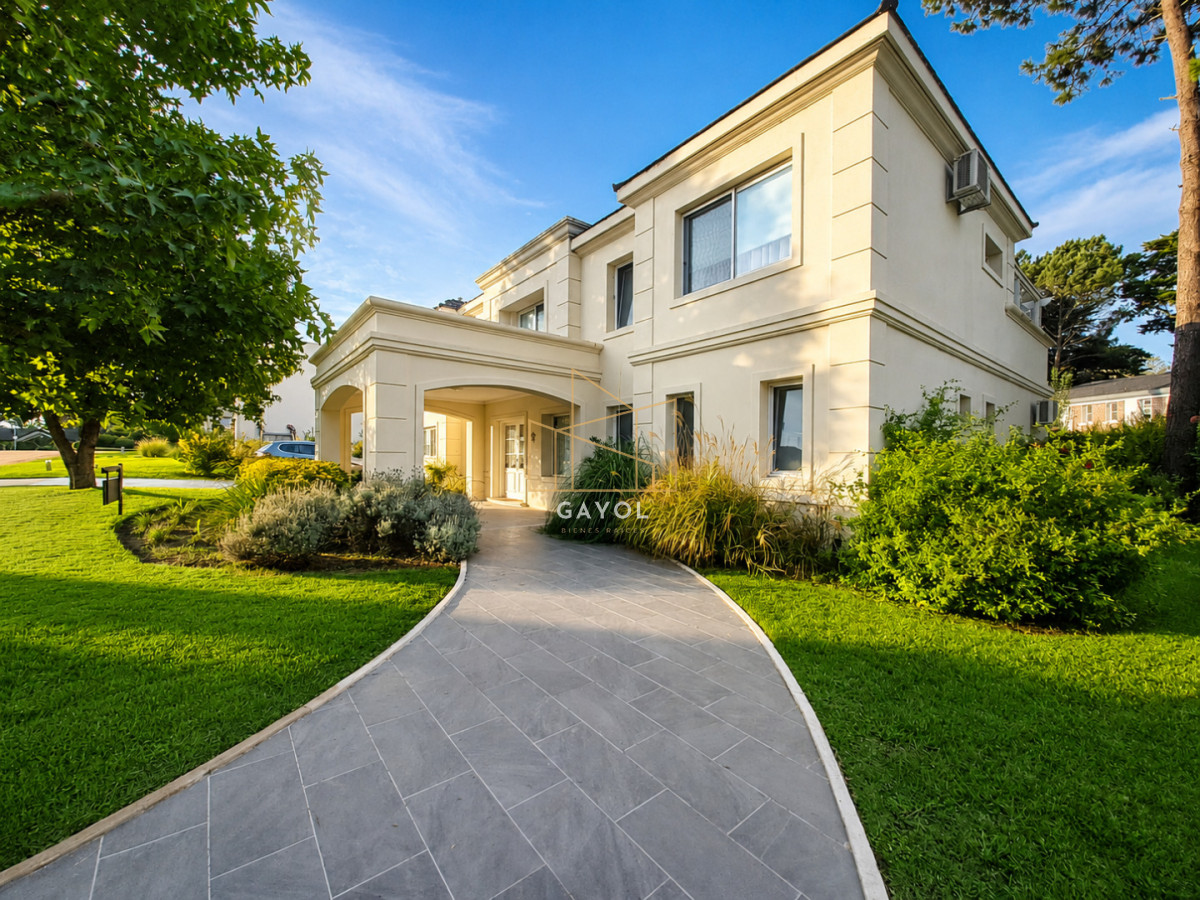 Casa ID.375 - Boulevard Park, Casa de 4 dormitaros con Piscina en VENTA .