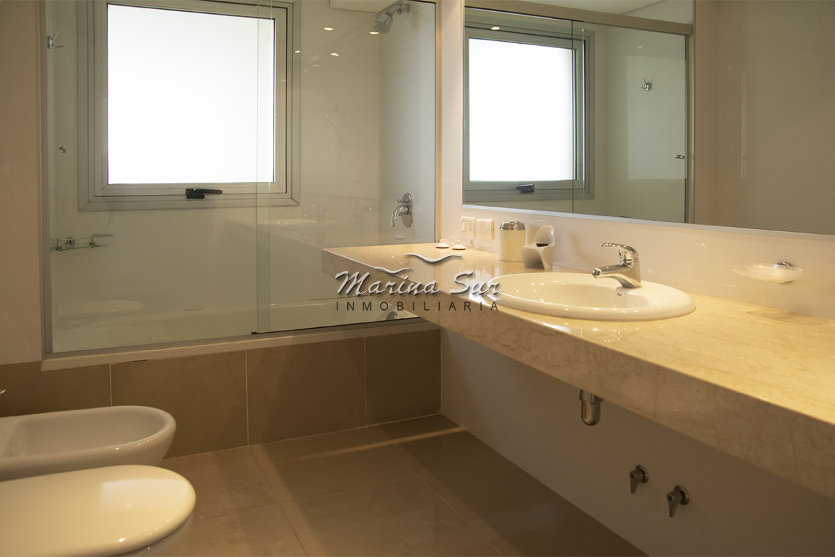 Apartamento ID.240 - Departamento frente a Playa Brava en venta. 3 suites. 