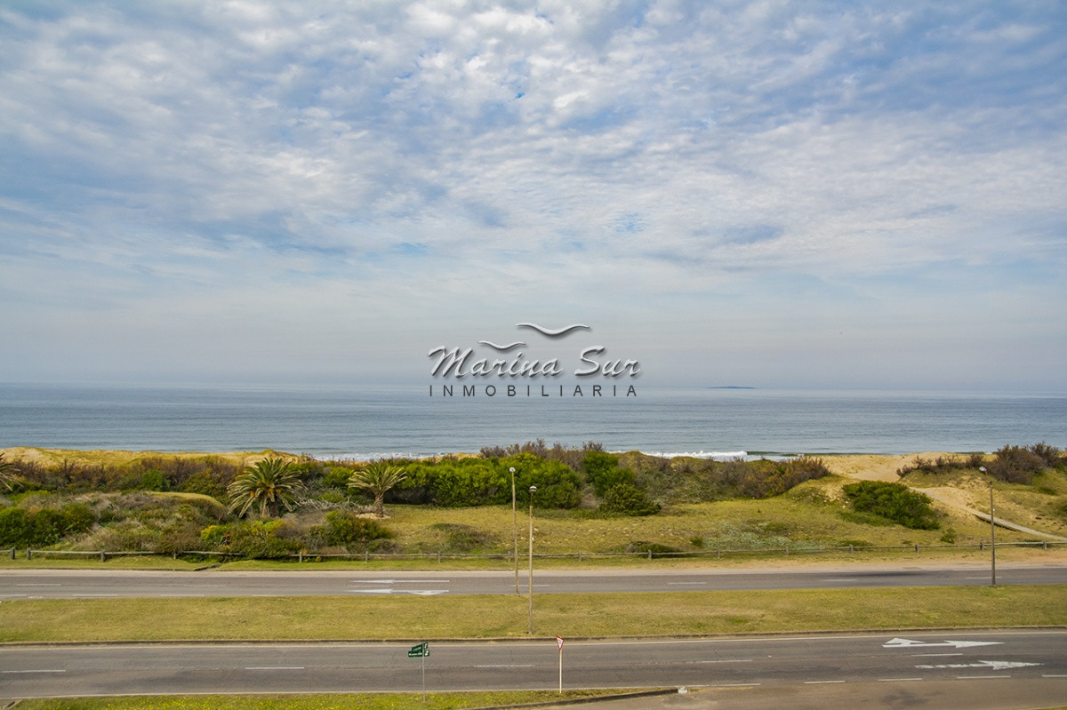 Apartamento ID.240 - Departamento frente a Playa Brava en venta. 3 suites. 