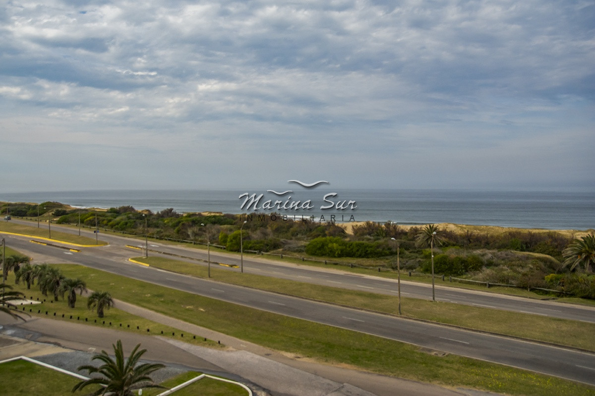 Apartamento ID.240 - Departamento frente a Playa Brava en venta. 3 suites. 