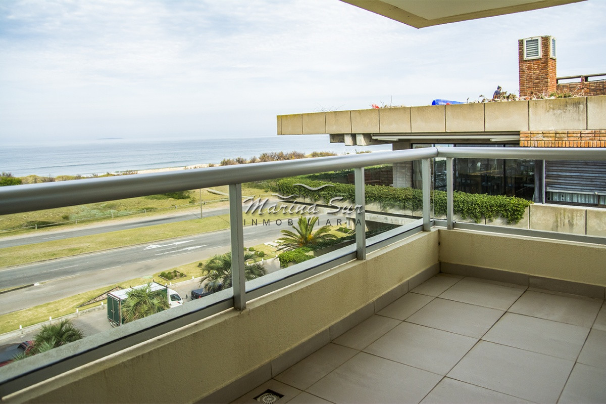 Apartamento ID.240 - Departamento frente a Playa Brava en venta. 3 suites. 