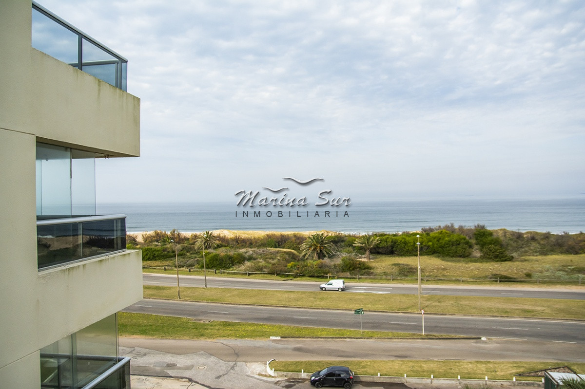 Apartamento ID.240 - Departamento frente a Playa Brava en venta. 3 suites. 