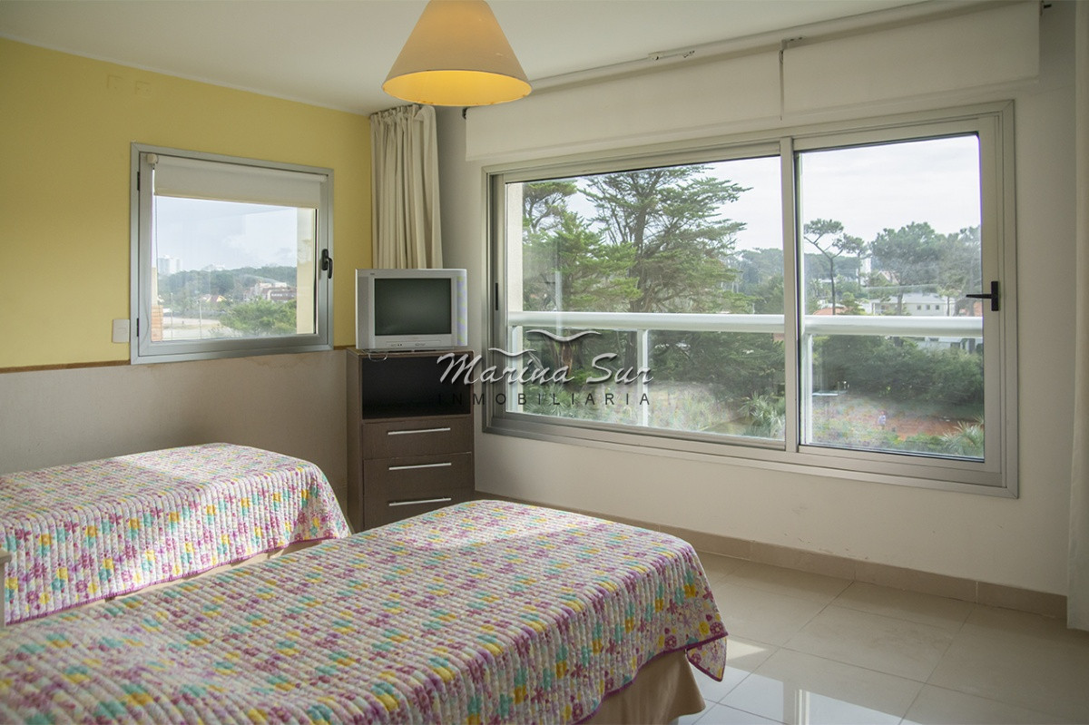 Apartamento ID.240 - Departamento frente a Playa Brava en venta. 3 suites. 