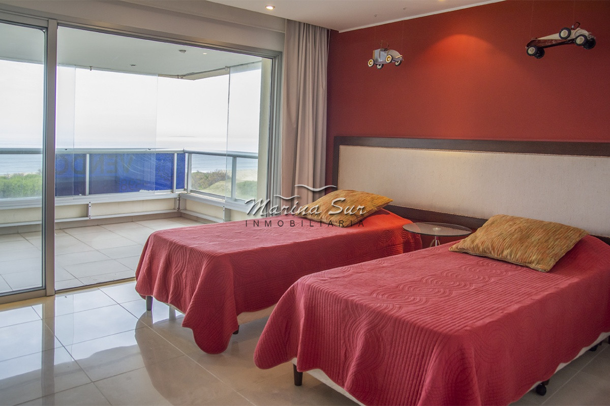 Apartamento ID.240 - Departamento frente a Playa Brava en venta. 3 suites. 