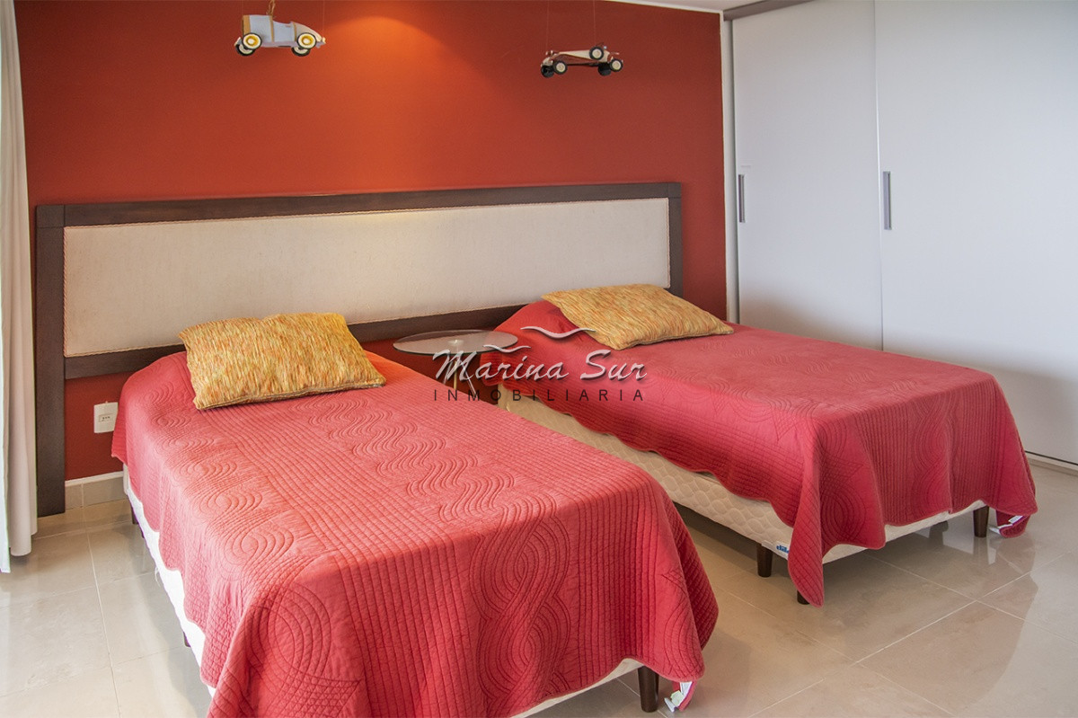 Apartamento ID.240 - Departamento frente a Playa Brava en venta. 3 suites. 
