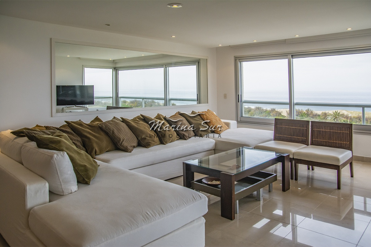 Apartamento ID.240 - Departamento frente a Playa Brava en venta. 3 suites. 