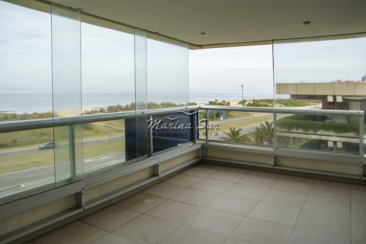 Apartamento ID.240 - Departamento frente a Playa Brava en venta. 3 suites. 