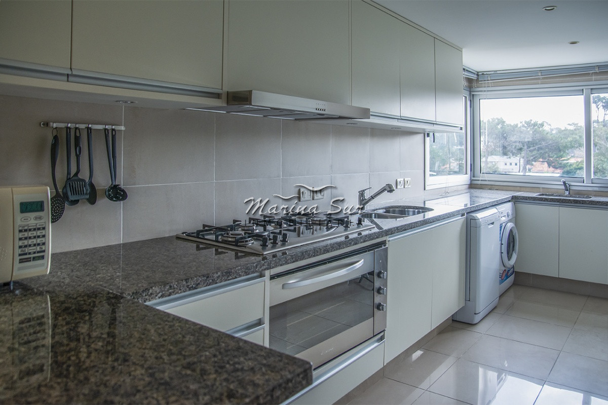 Apartamento ID.240 - Departamento frente a Playa Brava en venta. 3 suites. 