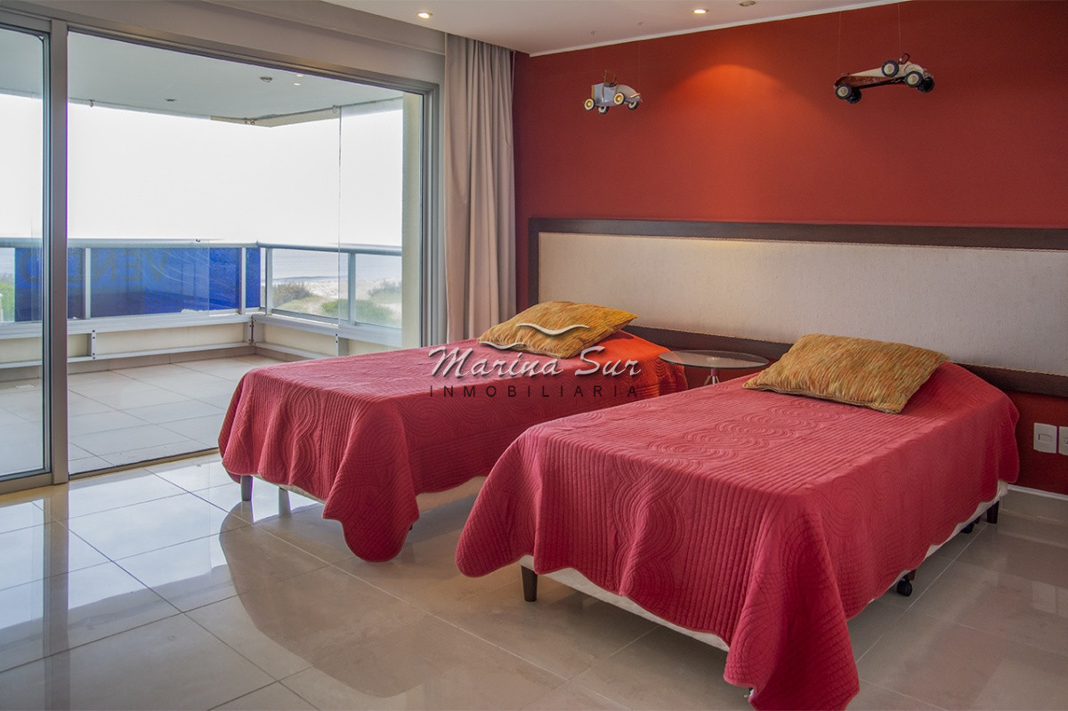 Apartamento ID.240 - Departamento frente a Playa Brava en venta. 3 suites. 