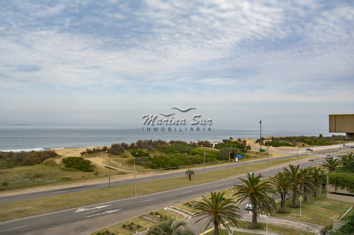 Apartamento ID.240 - Departamento frente a Playa Brava en venta. 3 suites. 