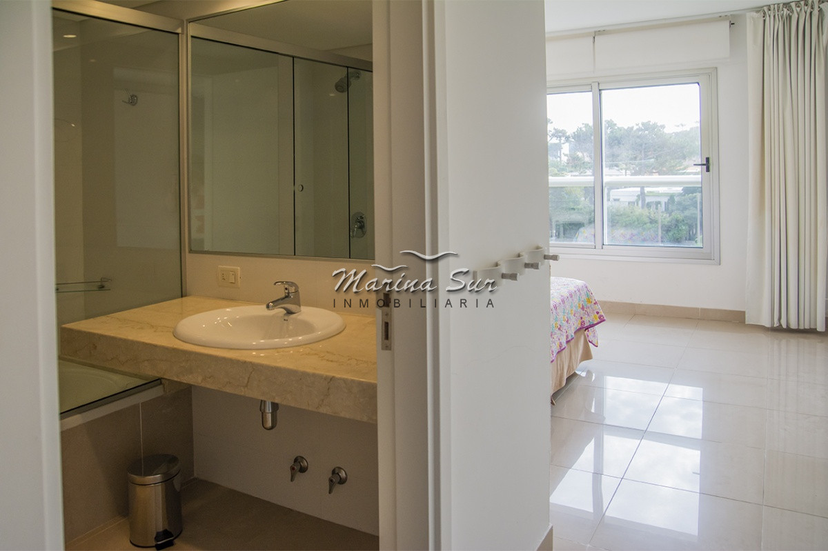 Apartamento ID.240 - Departamento frente a Playa Brava en venta. 3 suites. 