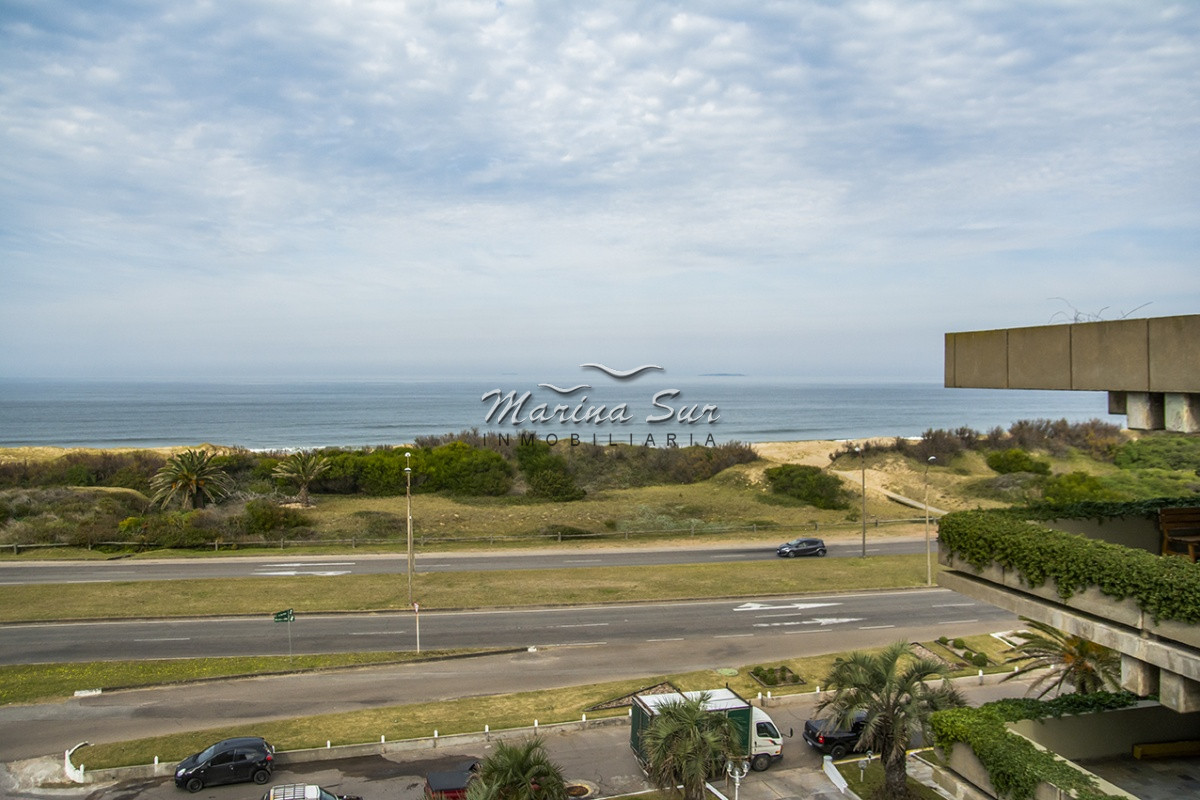 Apartamento ID.240 - Departamento frente a Playa Brava en venta. 3 suites. 