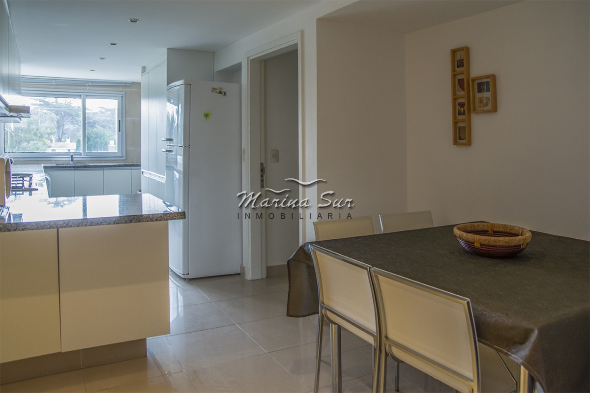 Apartamento ID.240 - Departamento frente a Playa Brava en venta. 3 suites. 