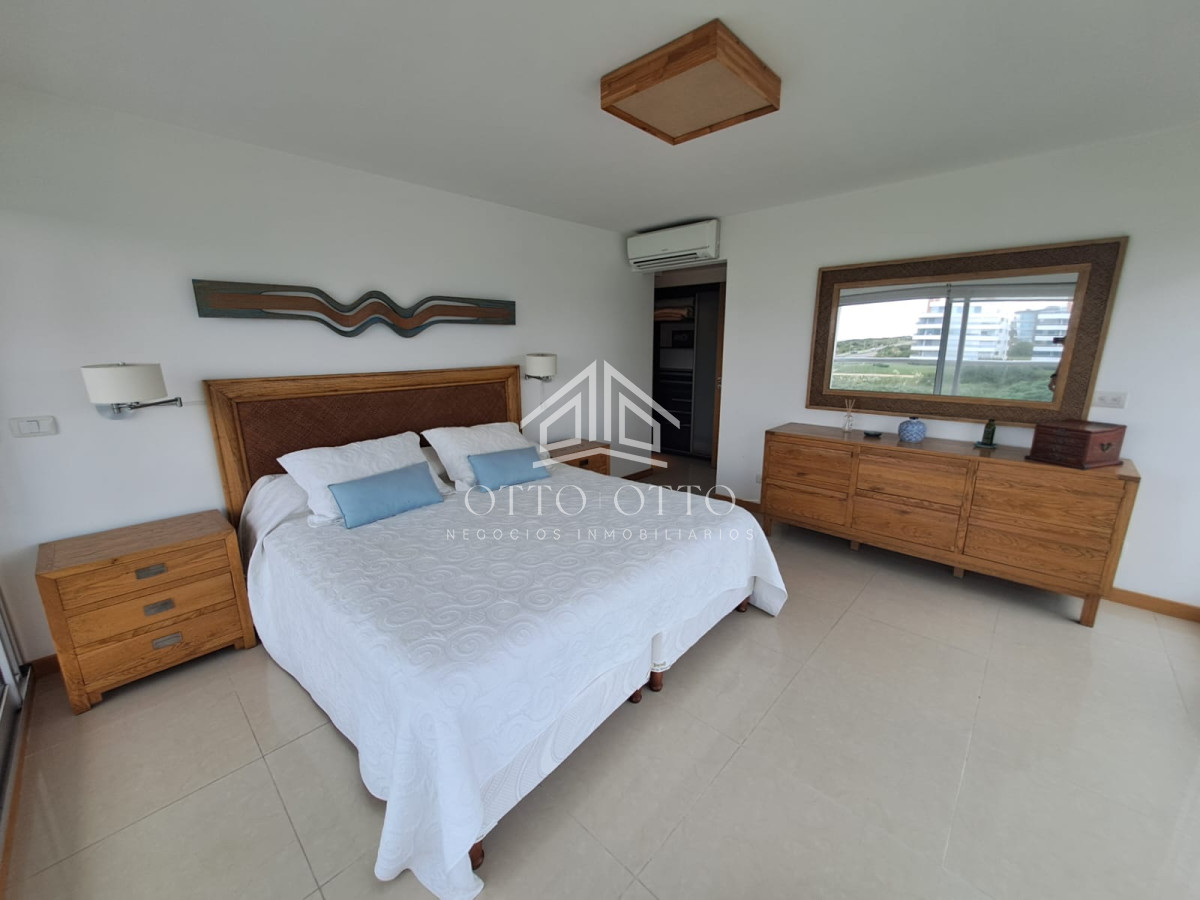 Apartamento ID.28633 - Apartamento en venta de 3 dormitorios y servcio en Punta del Este Primera Línea Brava